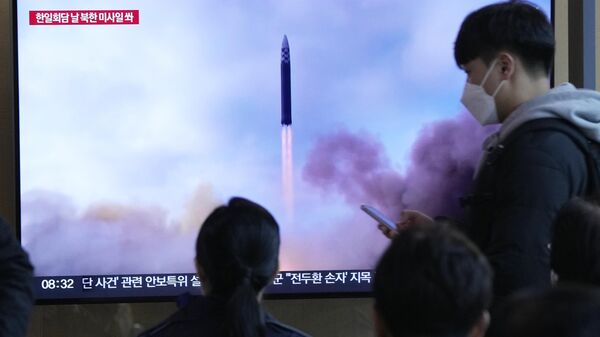 Tela televisiva mostra lançamento de míssil balístico intercontinental na Estação Ferroviária de Seul em Seul, Coreia do Sul, 16 de março de 2023 - Sputnik Brasil