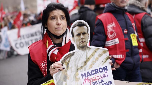 Um manifestante segura um cartaz onde se lê: Macron, desdenhoso da república, durante uma manifestação em Paris, França, 15 de março de 2023 - Sputnik Brasil
