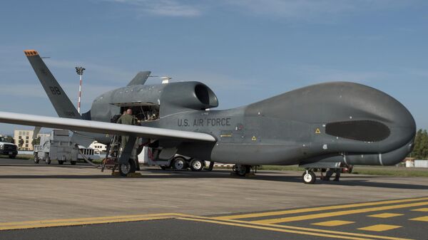 Membros do 7º Esquadrão de Reconhecimento se preparam para lançar um RQ-4 Global Hawk na base aérea naval de Sigonella, Itália, 24 de outubro de 2018. - Sputnik Brasil