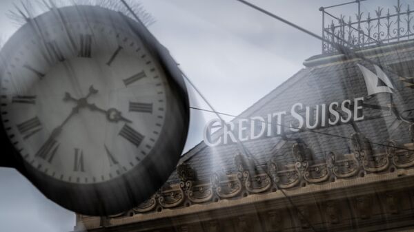 Letreiro do Credit Suisse é visto atrás do relógio na sede do segundo maior banco da Suíça em Zurique, 18 de março de 2023 - Sputnik Brasil