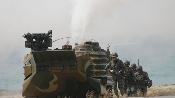 Militares da Coreia do Sul desembarcam de um veículo de assalto anfíbio na praia durante exercício militar conjunto Cobra Gold entre os EUA e a Tailândia na praia de Hat Yao, província de Chonburi, 3 de março de 2023 - Sputnik Brasil
