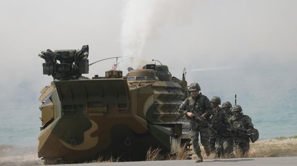 Militares da Coreia do Sul desembarcam de um veículo de assalto anfíbio na praia durante exercício militar conjunto Cobra Gold entre os EUA e a Tailândia na praia de Hat Yao, província de Chonburi, 3 de março de 2023 - Sputnik Brasil