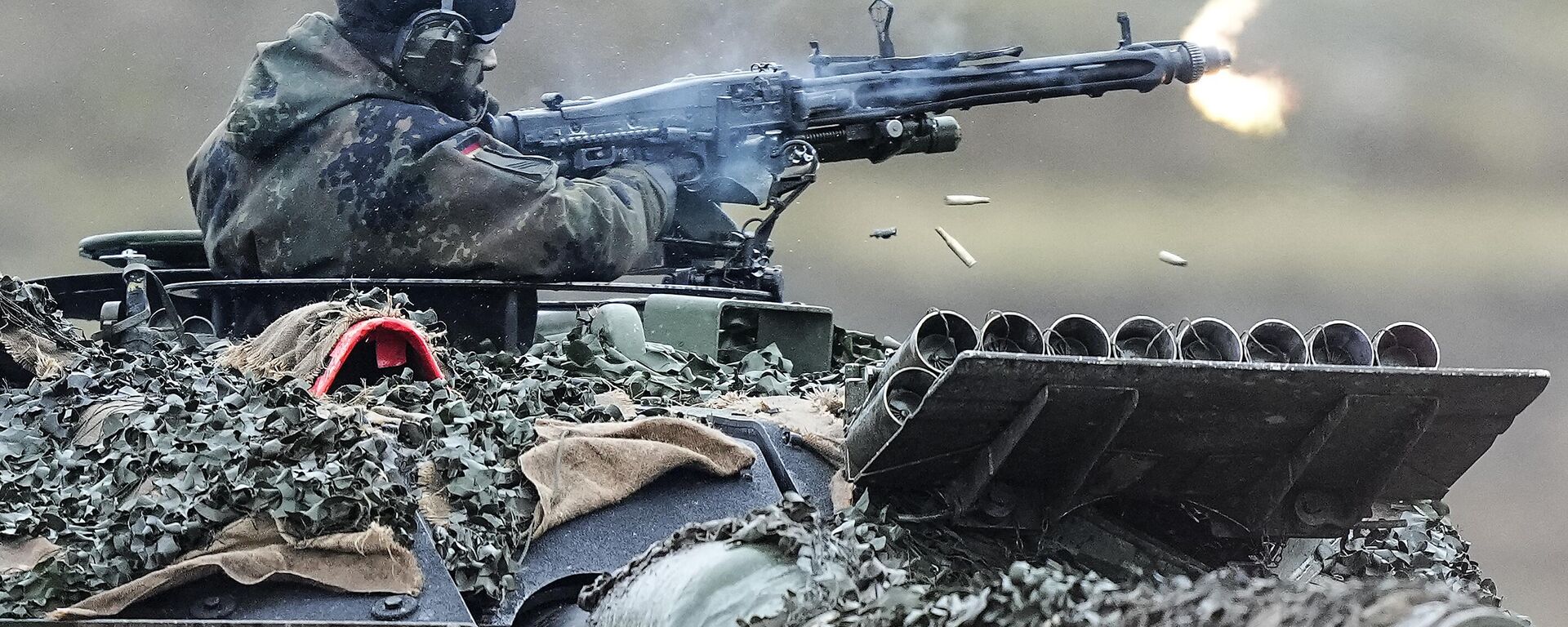 Soldado dispara metralhadora de um tanque Leopard 2 no Batalhão de Tanques 203 da Bundeswehr (Forças Armadas da Alemanha) nas Barracas do Marechal de Campo Rommel, em Augustdorf, Alemanha, 1º de fevereiro de 2023 - Sputnik Brasil, 1920, 02.05.2023
