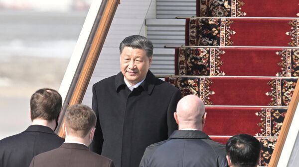 Xi Jinping sai do avião no aeroporto de Moscou - Sputnik Brasil