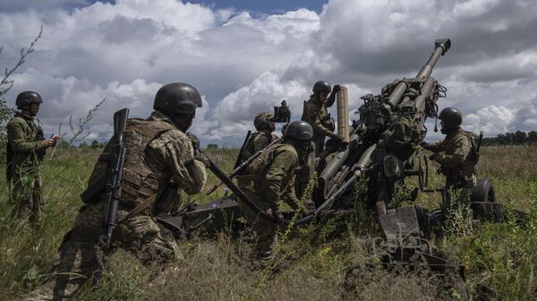 Militares ucranianos se preparam para atirar em posições russas de um obuseiro M777 fornecido pelos EUA (arquivo) - Sputnik Brasil
