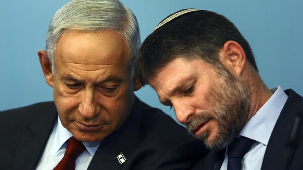 O primeiro-ministro israelense Benjamin Netanyahu e o ministro das Finanças de Israel, Bezalel Smotrich, realizam uma coletiva de imprensa no escritório do primeiro-ministro em Jerusalém, 25 de janeiro de 2023 - Sputnik Brasil