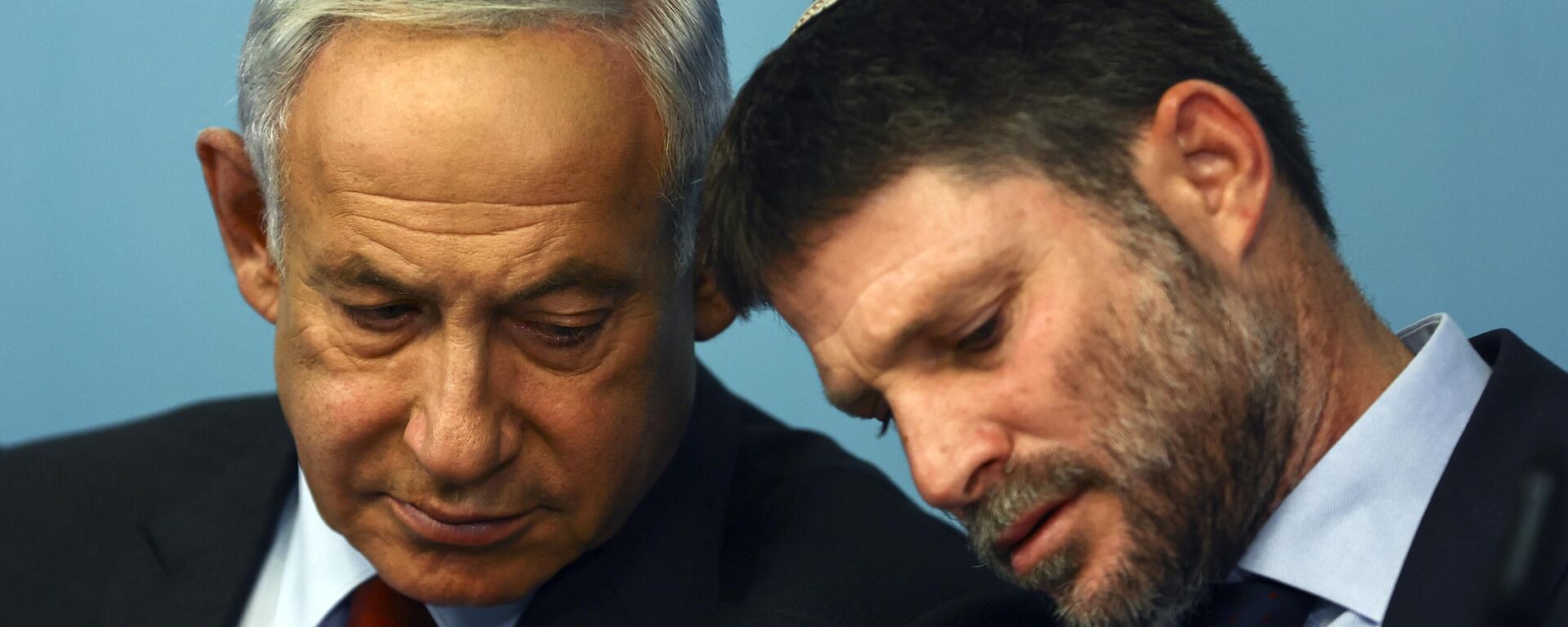O primeiro-ministro israelense, Benjamin Netanyahu (à esquerda), e o ministro das Finanças de Israel, Bezalel Smotrich, durante coletiva de imprensa no escritório do primeiro-ministro em Jerusalém, em 25 de janeiro de 2023 - Sputnik Brasil, 1920, 24.06.2024
