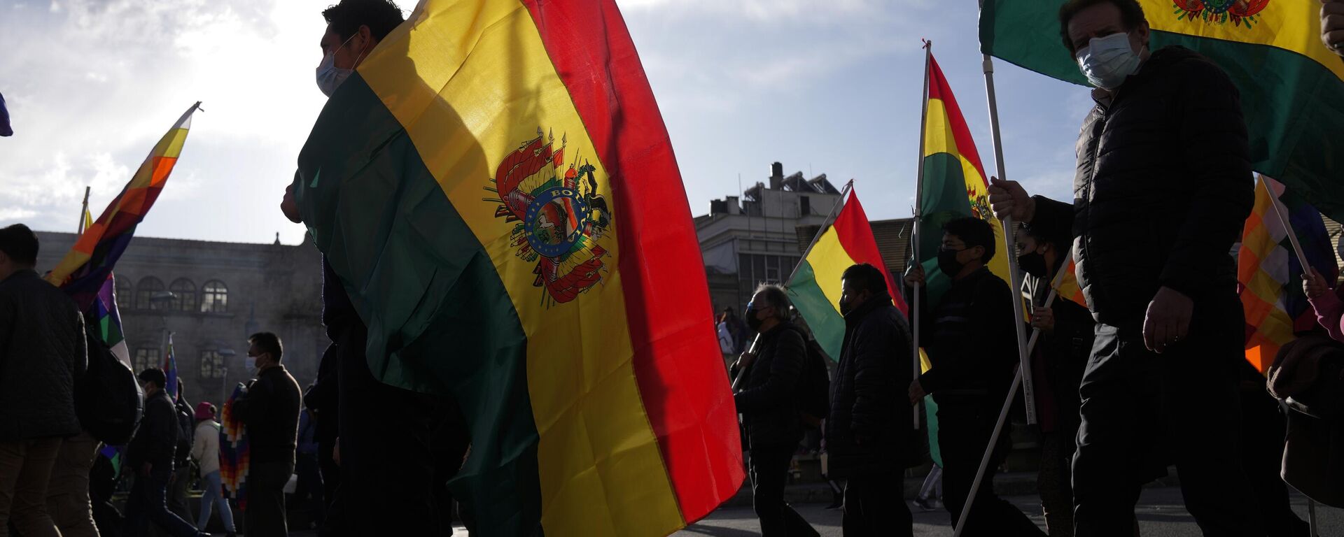 Manifestantes seguram bandeiras bolivianas enquanto marcham exigindo o aprisionamento para o líder da oposição e governador da região de Santa Cruz Luis Fernando Camacho em La Paz. Bolívia, 12 de janeiro de 2023 - Sputnik Brasil, 1920, 02.07.2024