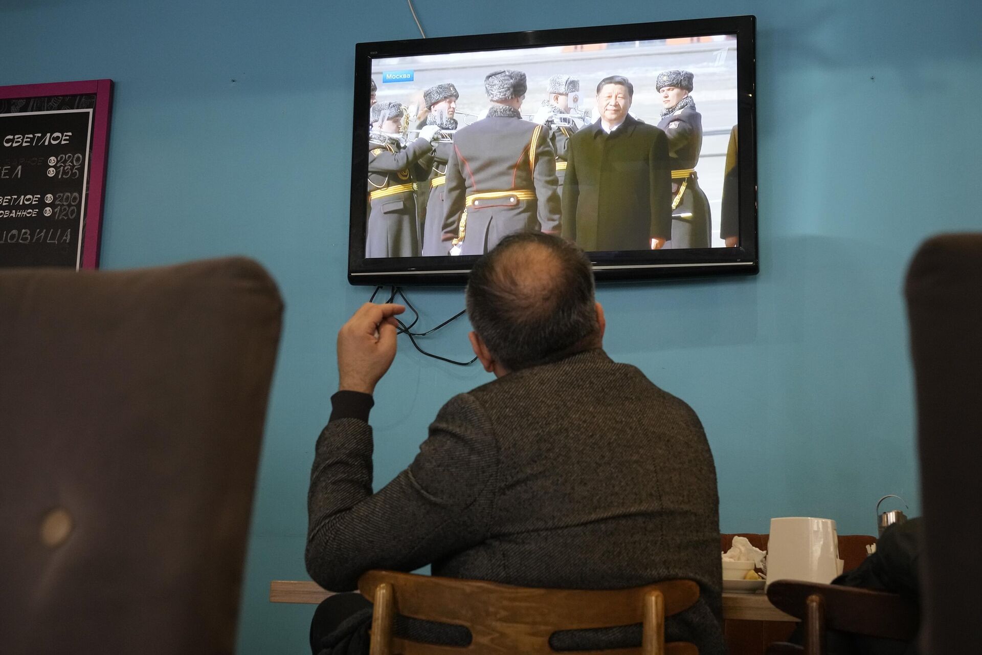 TV mostra o presidente chinês Xi Jinping participando de uma cerimônia oficial de boas-vindas após sua chegada a Moscou, em um café em São Petersburgo, Rússia, 20 de março de 2023 - Sputnik Brasil, 1920, 24.03.2023