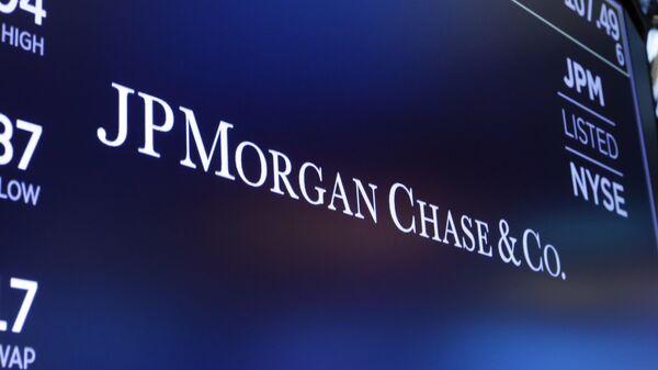O logotipo do JPMorgan Chase & Co. aparece acima de um posto comercial na Bolsa de Nova York, 16 de agosto de 2019. - Sputnik Brasil