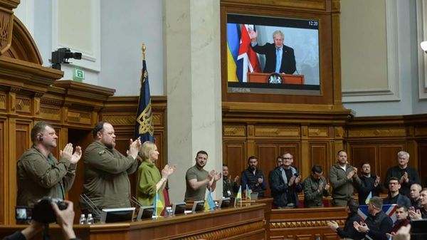 O presidente ucraniano Vladimir Zelensky, no centro, aplaude enquanto o primeiro-ministro britânico Boris Johnson, visto na tela, acena durante uma sessão no parlamento da Ucrânia, em Kiev, 3 de maio de 2022. - Sputnik Brasil