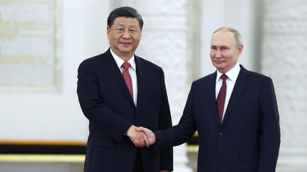 O presidente russo Vladimir Putin, à direita, e o presidente chinês Xi Jinping posam para uma foto durante uma cerimônia oficial de boas-vindas no Grande Palácio do Kremlin, em Moscou, em 21 de março de 2023. - Sputnik Brasil
