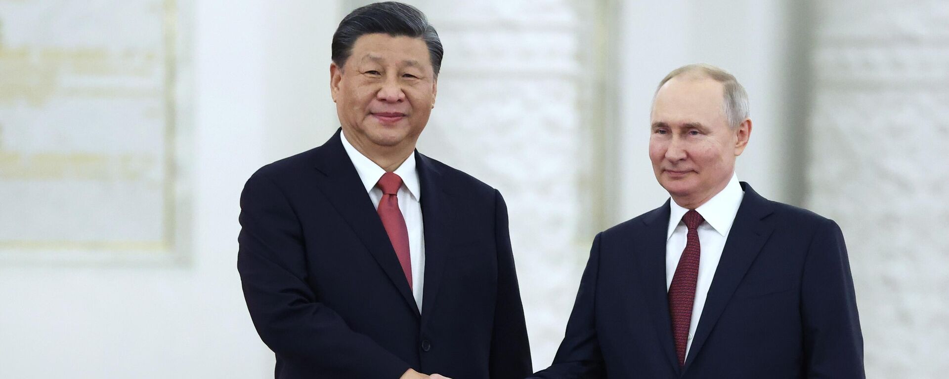 O presidente russo Vladimir Putin, à direita, e o presidente chinês Xi Jinping posam para uma foto durante uma cerimônia oficial de boas-vindas no Grande Palácio do Kremlin, em Moscou, em 21 de março de 2023. - Sputnik Brasil, 1920, 25.03.2023