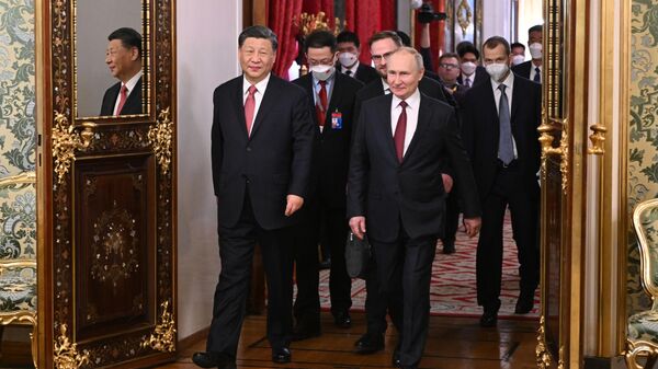 O presidente russo, Vladimir Putin, e o presidente chinês, Xi Jinping, durante uma reunião em Moscou - Sputnik Brasil