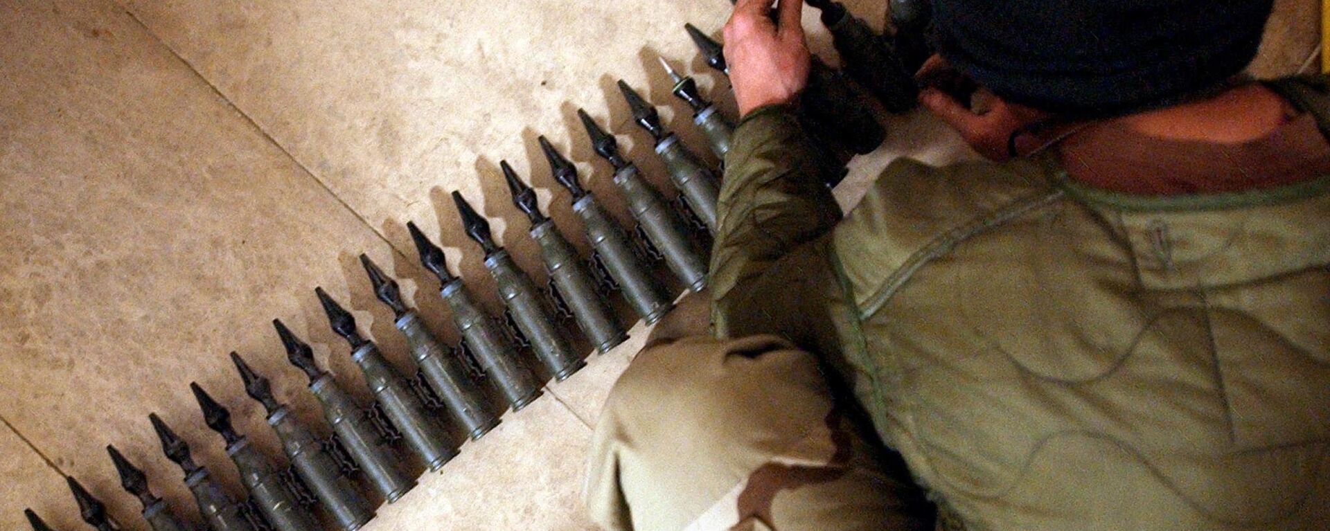 Um soldado do Exército dos EUA conta projéteis de 25 mm com urânio empobrecido durante a invasão do Iraque, 11 de fevereiro de 2004 - Sputnik Brasil, 1920, 31.03.2023