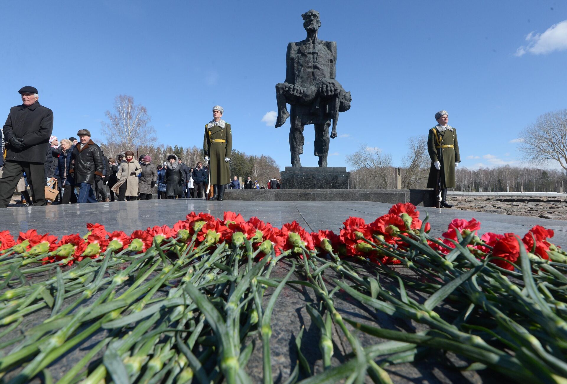 Visitantes do memorial de Khatyn comemoram 75 anos da tragédia perante a escultura do Insubmisso, inspirada por Josef Kaminsky, sobrevivente do massacre de Khatyn, 2018 Visitantes do memorial de Khatyn comemoram 75 anos da tragédia perante a escultura do Insubmisso, inspirada por Josef Kaminsky, sobrevivente do massacre de Khatyn, 2018 - Sputnik Brasil, 1920, 09.05.2025