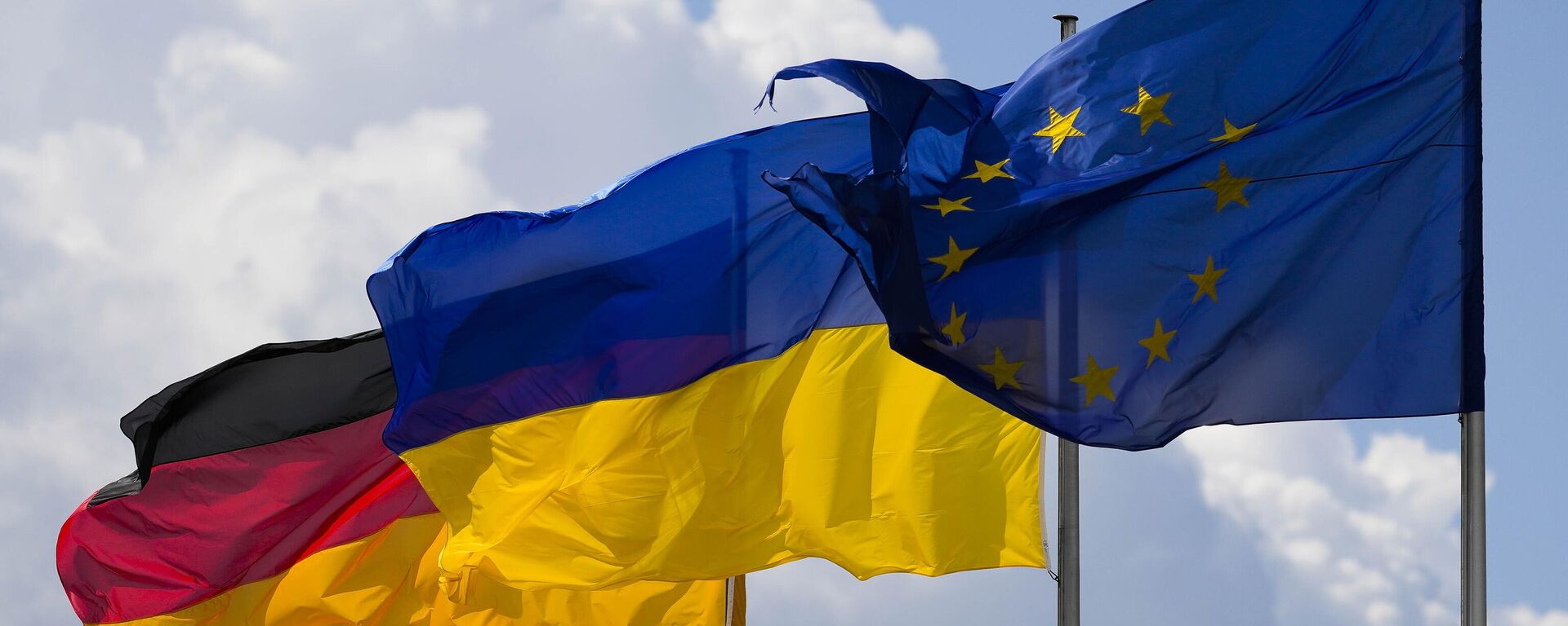 A bandeira nacional ucraniana entre a bandeira da UE, à direita, e a bandeira nacional alemã, à direita, em frente ao edifício do Reichstag durante um debate no parlamento alemão, 1º de junho de 2022. - Sputnik Brasil, 1920, 20.10.2023