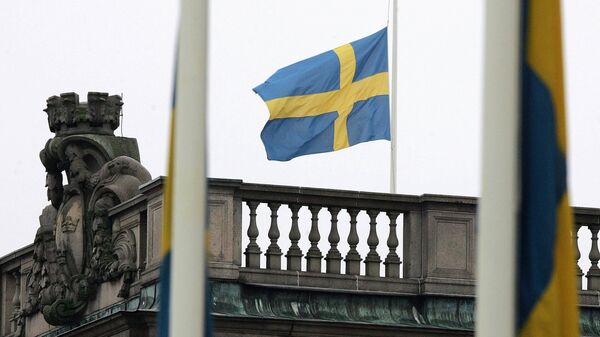 Bandeiras suecas do lado de fora do Ministério das Relações Exteriores e no topo do Riksdag, o prédio do parlamento, em Estocolmo - Sputnik Brasil