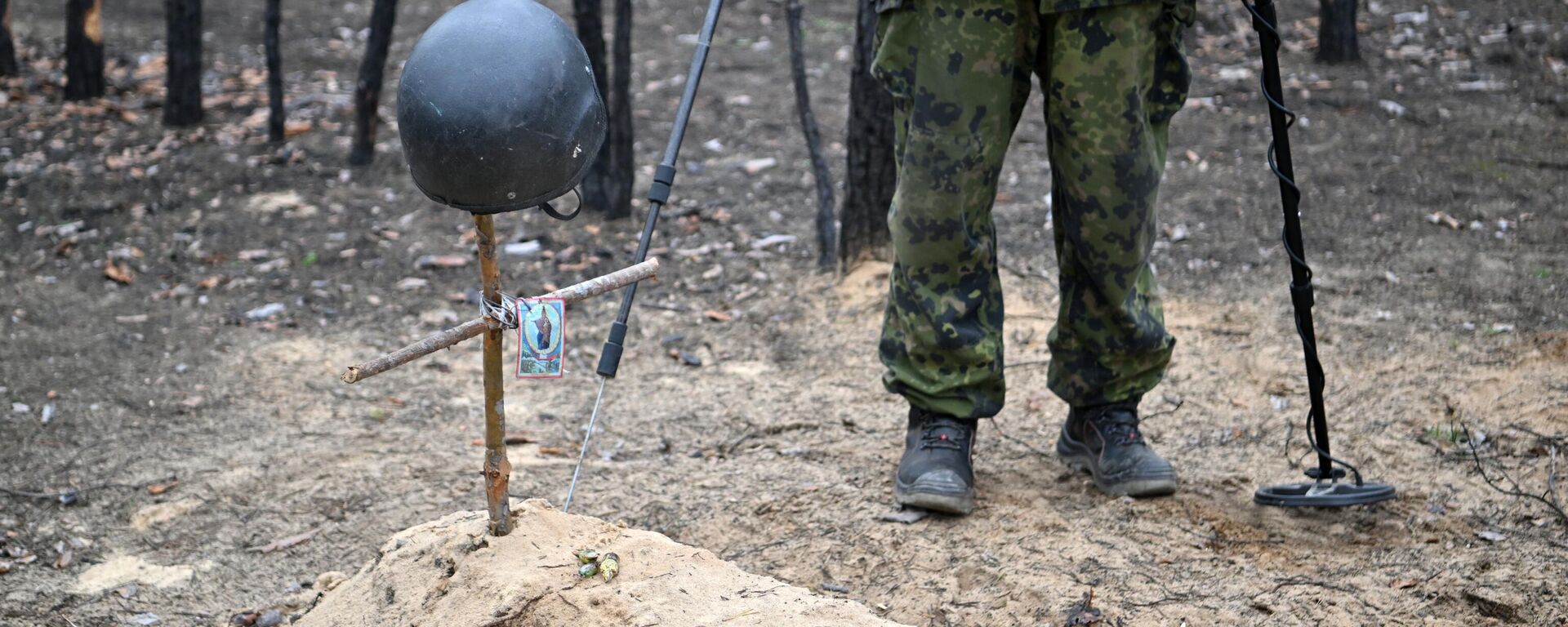 Sapeiro da Guarda Nacional da Rússia observa túmulo de posições anteriores das Forças Armadas da Ucrânia, foto publicada em 20 de março de 2023 - Sputnik Brasil, 1920, 24.03.2023