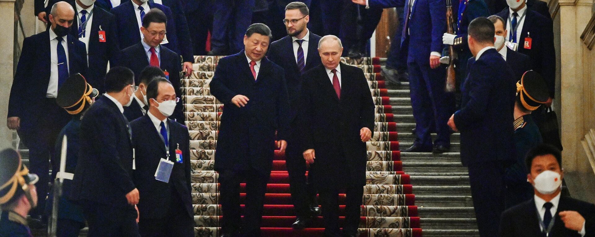 Presidente chinês Xi Jinping e o presidente russo Vladimir Putin saem após recepção em homenagem à visita do líder chinês a Moscou no Kremlin, em Moscou, Rússia, 21 de março de 2023 - Sputnik Brasil, 1920, 24.03.2023