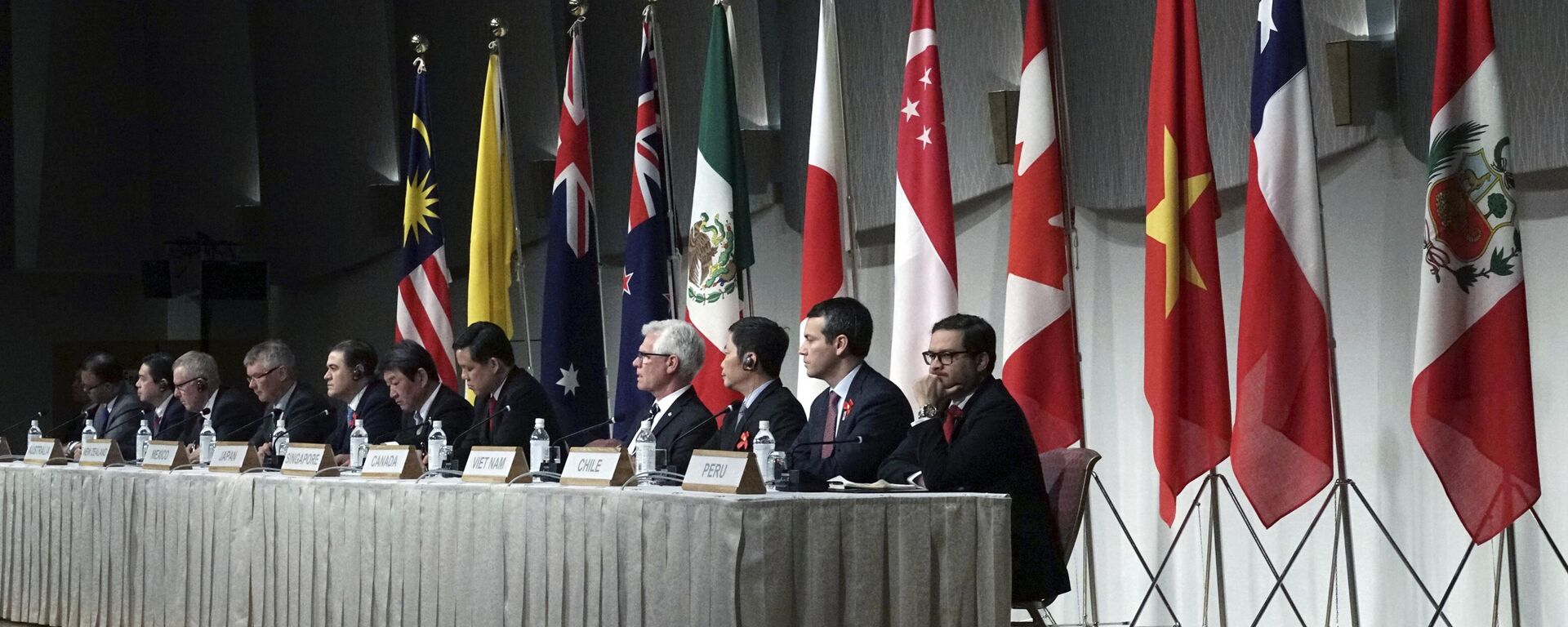 Toshimitsu Motegi, ministro da Economia, Comércio e Indústria do Japão, sentado com outros ministros e delegados de um bloco comercial da Orla do Pacífico, participa de uma coletiva de imprensa conjunta após uma sessão da Parceria Transpacífica Abrangente e Progressiva (CPTPP) em Tóquio, 19 de janeiro de 2019. - Sputnik Brasil, 1920, 29.03.2023