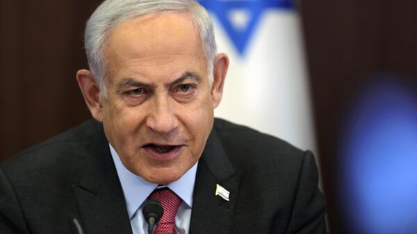 O primeiro-ministro israelense, Benjamin Netanyahu, participa de uma reunião semanal de gabinete em seu escritório. Jerusalém, 19 de março de 2023 - Sputnik Brasil