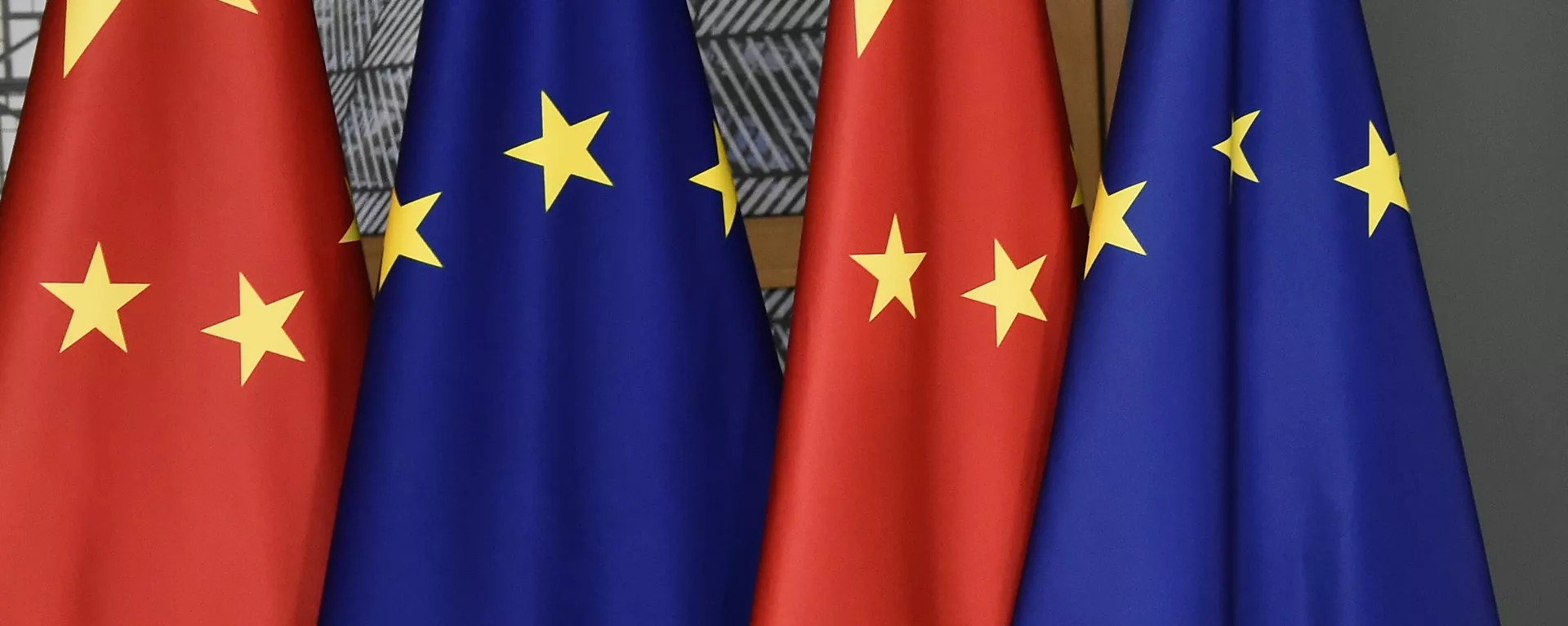 Bandeiras da União Europeia (UE) e da China são vistas no edifício Europa em Bruxelas, 17 de dezembro de 2019 - Sputnik Brasil, 1920, 12.10.2024