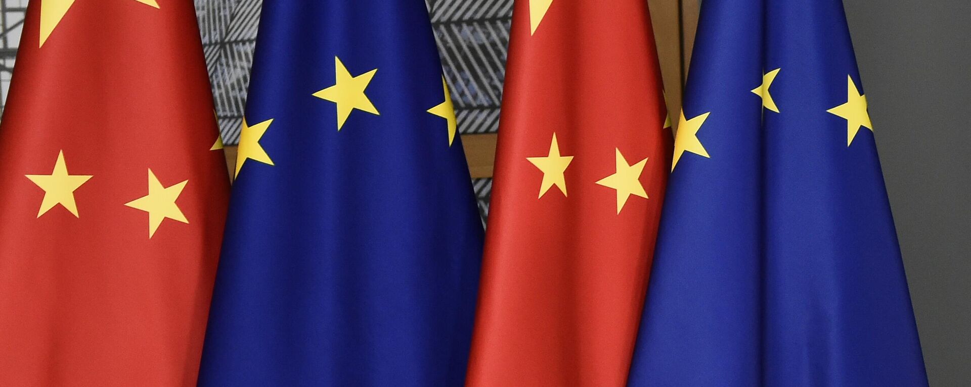 Bandeiras da União Europeia (UE) e da China são vistas no edifício Europa em Bruxelas, 17 de dezembro de 2019 - Sputnik Brasil, 1920, 30.03.2023