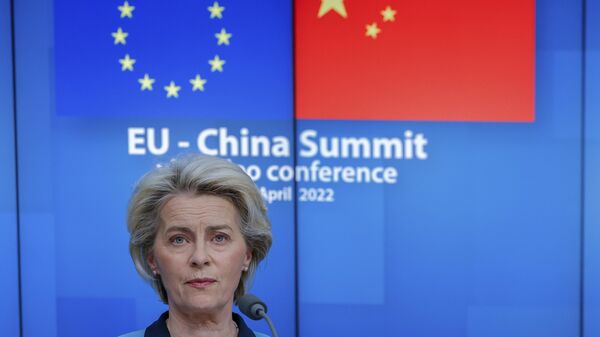 A presidente da Comissão Europeia, Ursula von der Leyen, fala durante uma conferência de imprensa no final de uma cimeira UE-China no edifício do Conselho Europeu em Bruxelas, 1º de abril de 2022 - Sputnik Brasil
