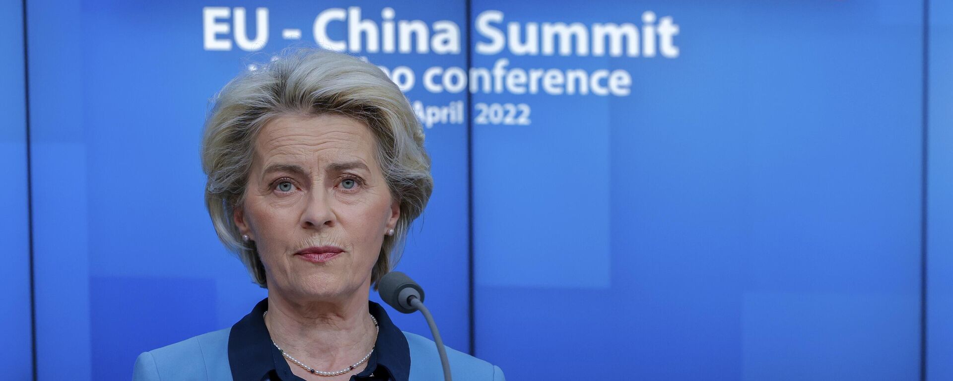 A presidente da Comissão Europeia, Ursula von der Leyen, fala durante uma conferência de imprensa no final de uma cimeira UE-China no edifício do Conselho Europeu em Bruxelas, 1º de abril de 2022 - Sputnik Brasil, 1920, 09.05.2023
