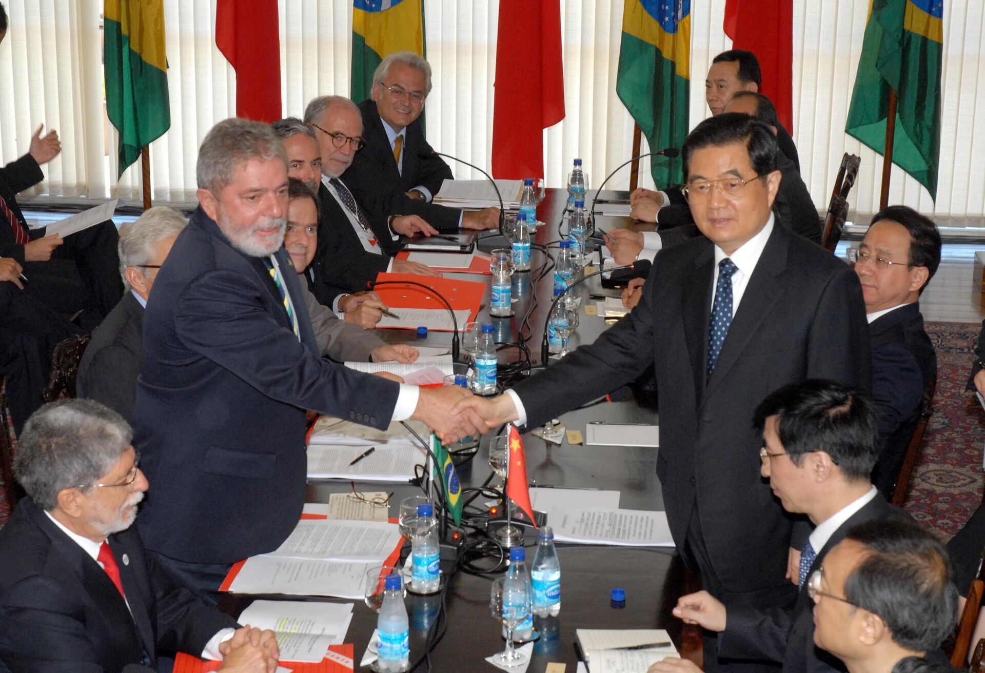 Reunião ampliada entre o presidente Luiz Inácio Lula da Silva e o então presidente da China, Hu Jintao, realizada antes da II Cúpula de Chefe de Estados e de Governo do IBAS, 15 de abril de 2010 - Sputnik Brasil, 1920, 30.03.2023