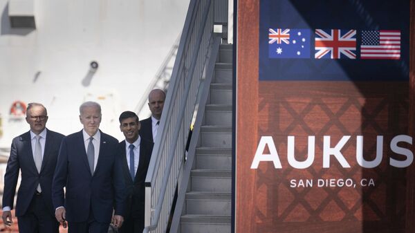 Da esquerda à direita, Anthony Albanese, primeiro-ministro da Austrália, Joe Biden, presidente dos EUA, e Rishi Sunak, primeiro-ministro do Reino Unido, na base naval Point Loma em San Diego, Califórnia, EUA, 13 de março de 2023 - Sputnik Brasil
