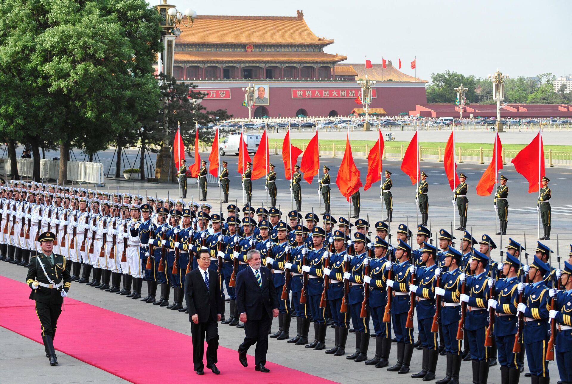 O presidente brasileiro Luiz Inácio Lula da Silva caminha ao lado do então presidente da China, Hu Jintao (C), em Pequim, 5 de maio de 2009 - Sputnik Brasil, 1920, 31.03.2023