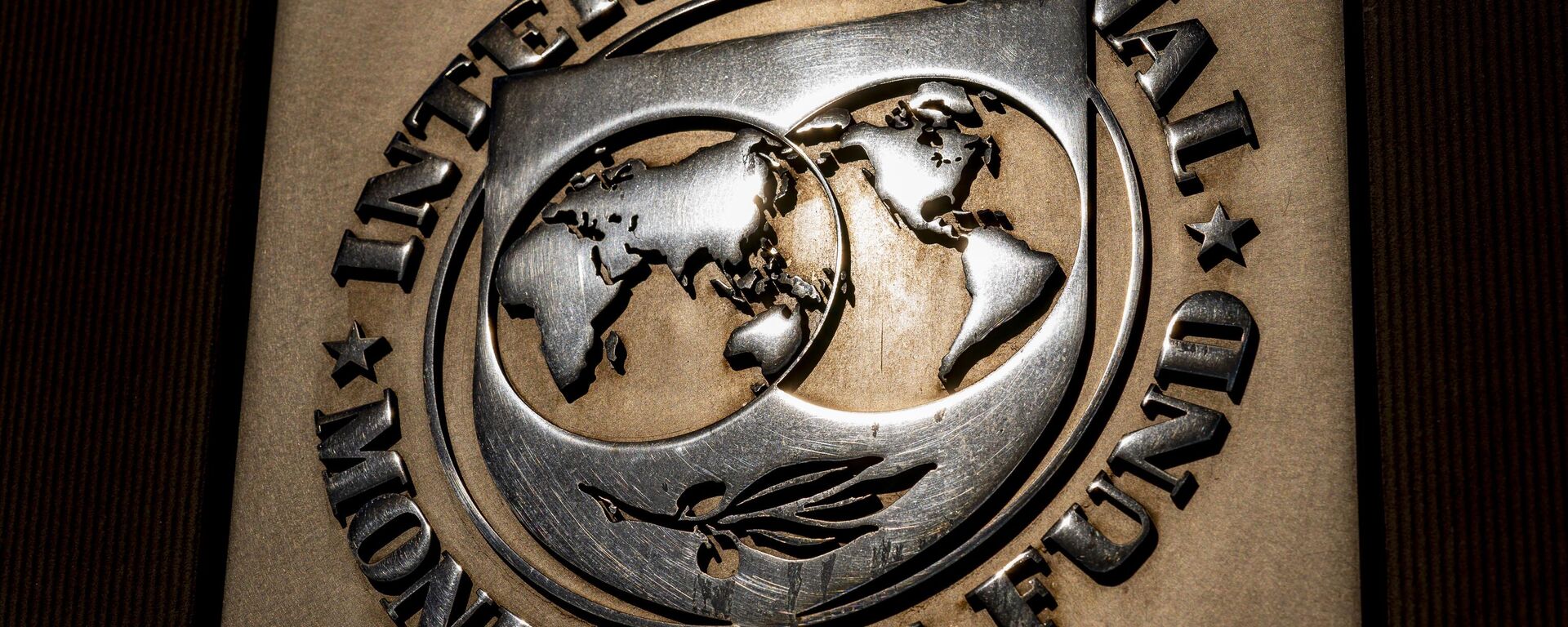 Logotipo do Fundo Monetário Internacional (FMI) na sede da organização em Washington, EUA, 5 de abril de 2021 - Sputnik Brasil, 1920, 01.04.2023