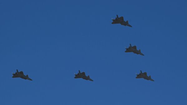 Cinco aviões J-20 voam em formação durante ensaio de evento que marca o 100º aniversário da fundação do Partido Comunista chinês, em Pequim, China, 19 de junho de 2021 - Sputnik Brasil