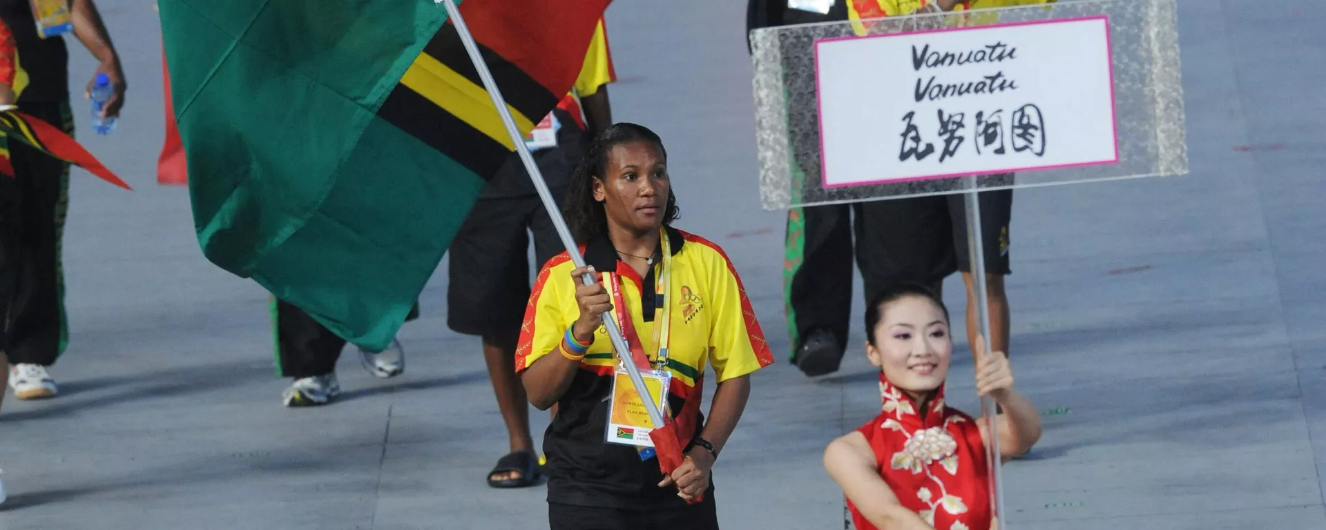 A porta-bandeira da atleta Priscila Tommy (C) Vanuatu desfila em frente à sua delegação durante a cerimônia de abertura dos Jogos Olímpicos de Pequim 2008 em 8 de agosto de 2008 no Estádio Nacional de Pequim. - Sputnik Brasil, 1920, 01.04.2023