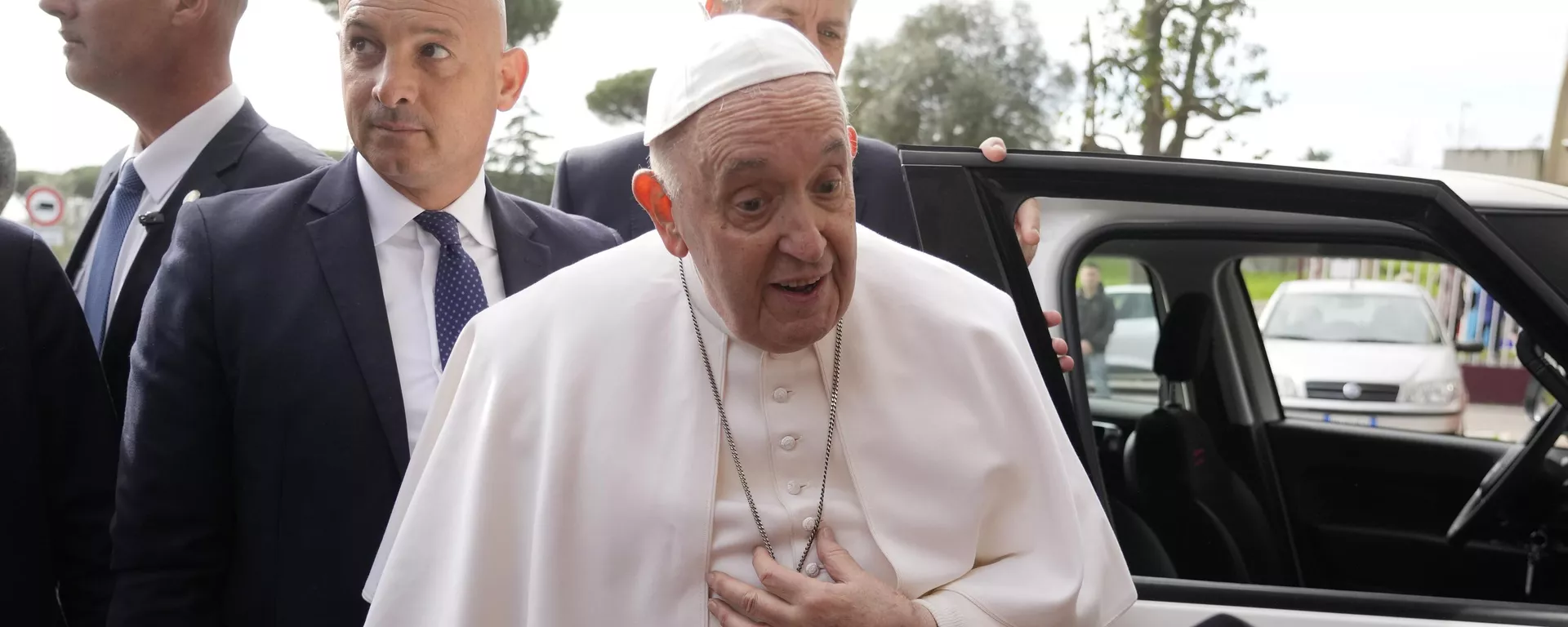 Papa Francisco conversa com jornalistas ao deixar o Hospital Universitário Agostino Gemelli em Roma, sábado, 1º de abril de 2023 - Sputnik Brasil, 1920, 01.04.2023