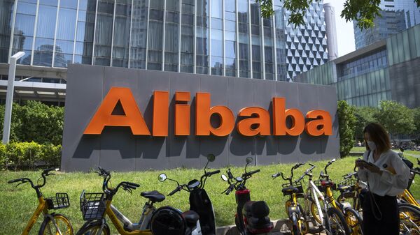O logotipo da empresa de tecnologia chinesa Alibaba é visto em seu escritório em Pequim (foto de arquivo) - Sputnik Brasil