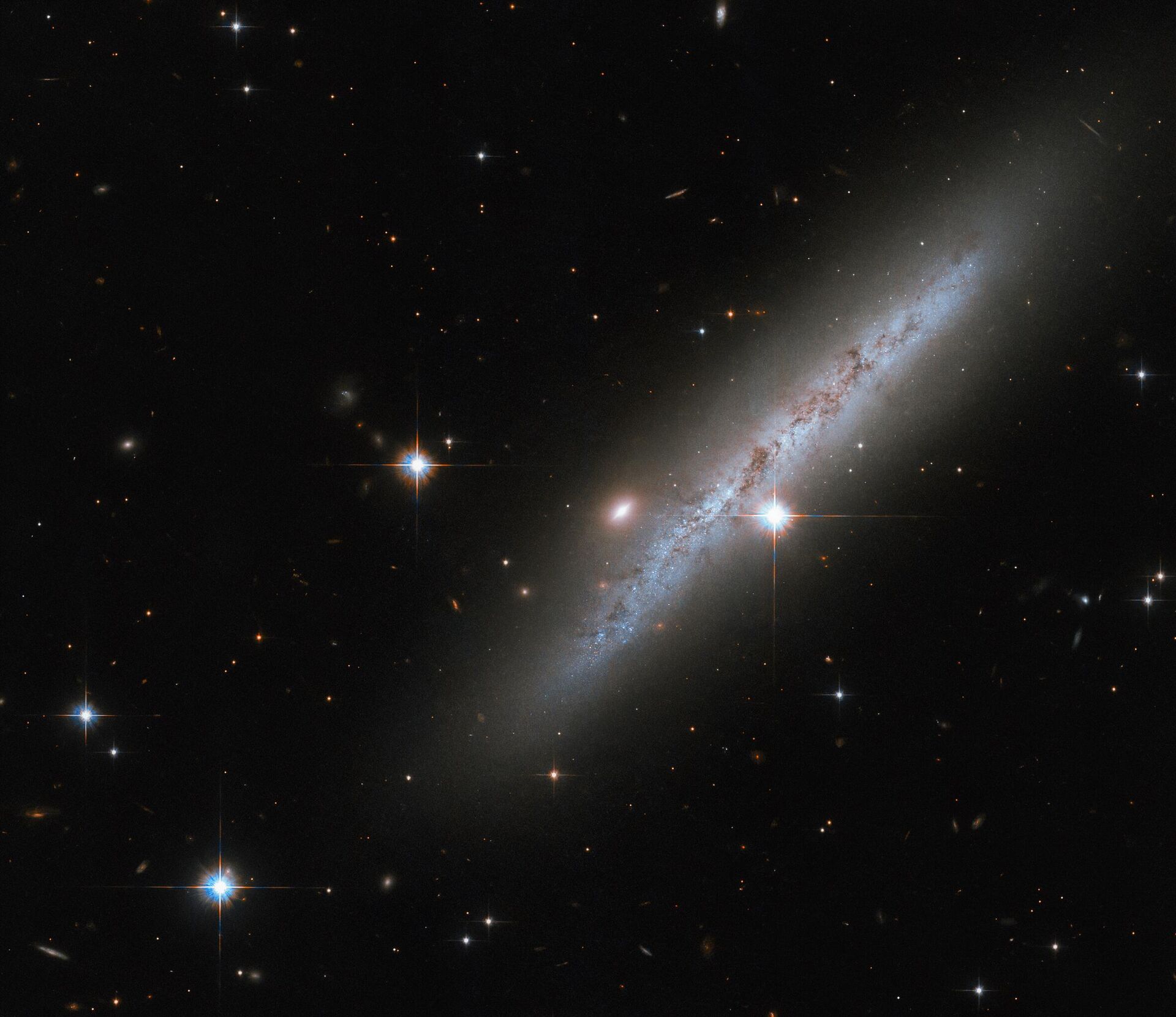 O Telescópio Espacial Hubble registrou as consequências de uma explosão de supernova do Tipo II na galáxia espiral UGC 2890, localizada a 30 milhões de anos-luz da Terra - Sputnik Brasil, 1920, 03.04.2023