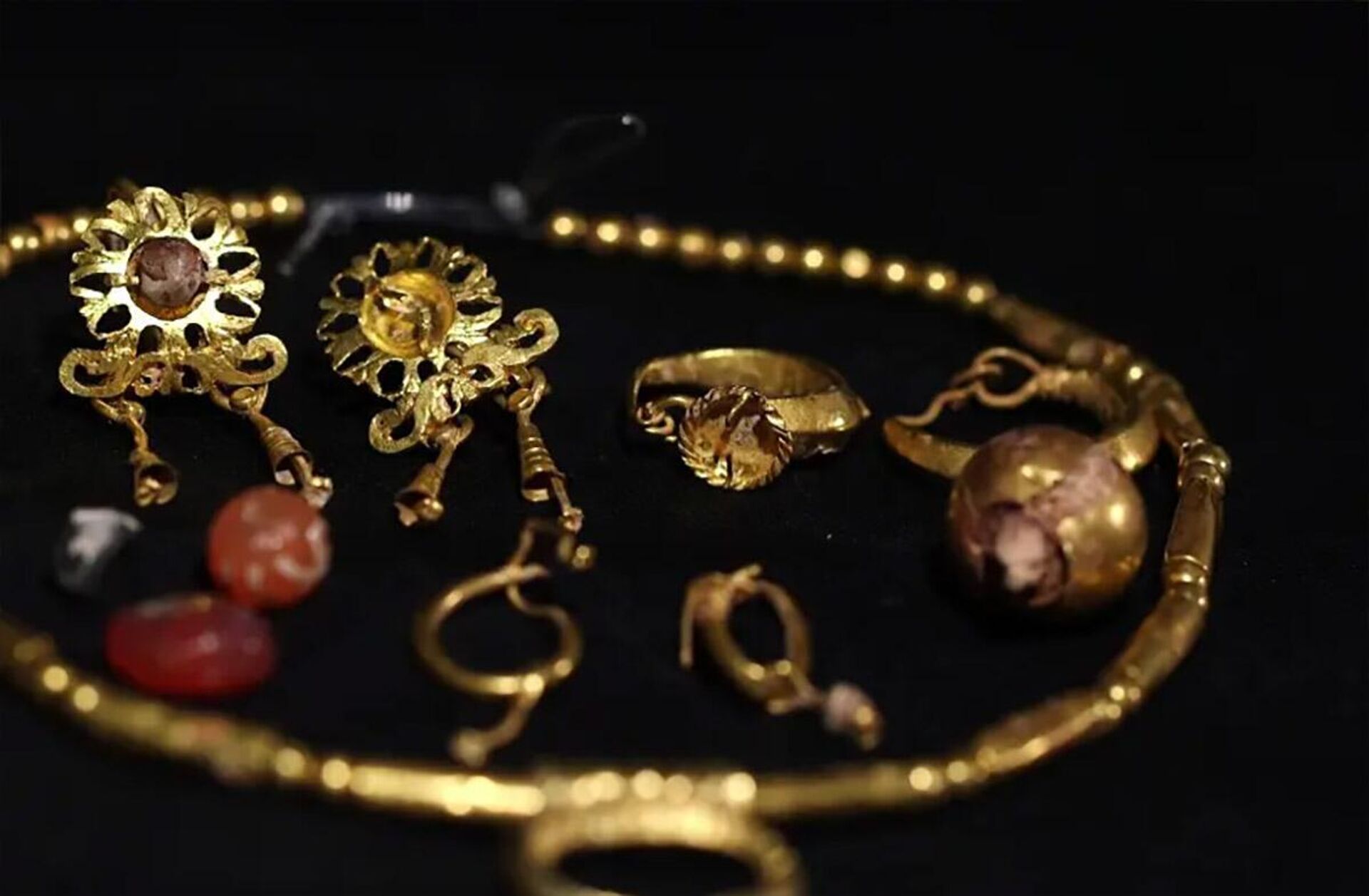 A Autoridade de Arqueologia de Israel exibirá, pela primeira vez, joias de ouro de 1.800 anos, incluindo colares, usados por garotas para afastar os maus-olhados - Sputnik Brasil, 1920, 03.04.2023