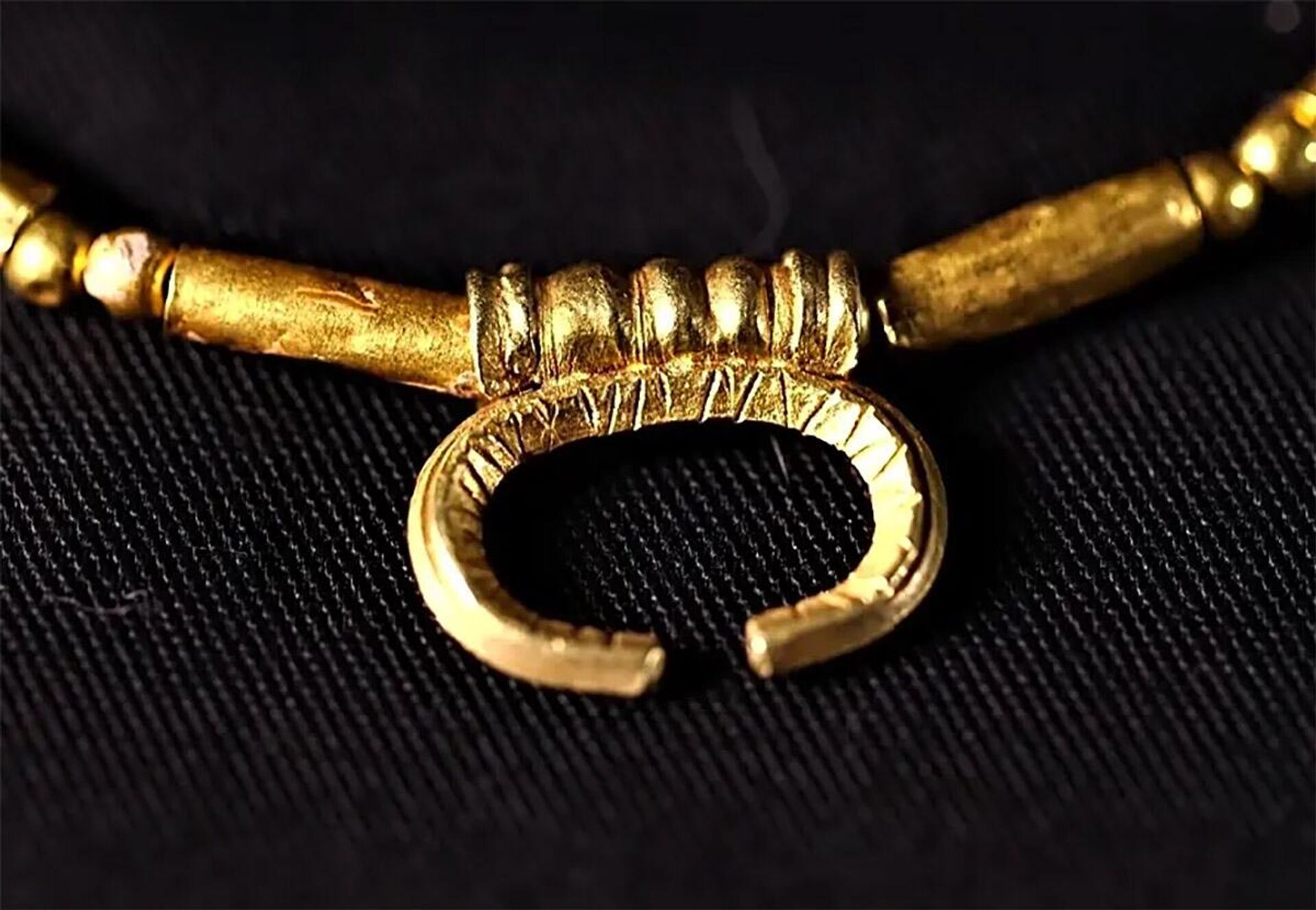 A Autoridade de Arqueologia de Israel exibirá, pela primeira vez, joias de ouro de 1.800 anos, incluindo colares, usados por garotas para afastar os maus-olhados - Sputnik Brasil, 1920, 03.04.2023