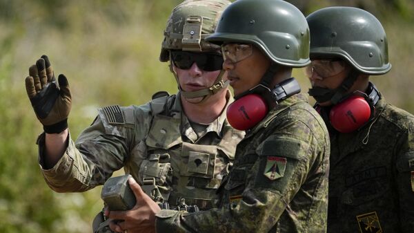 Soldado dos EUA guia efetivo das Filipinas durante exercícios militares Salaknib em Laur, província de Nueva Ecija, Filipinas, 31 de março de 2023 - Sputnik Brasil