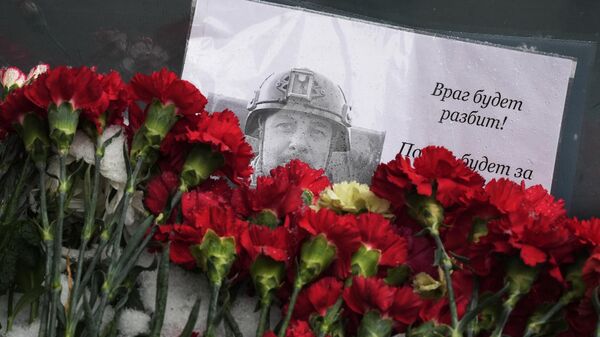 Flores ao lado do café em São Petersburgo, na Rússia, onde uma explosão matou o correspondente militar Vladlen Tatarsky, 3 de abril de 2023 - Sputnik Brasil