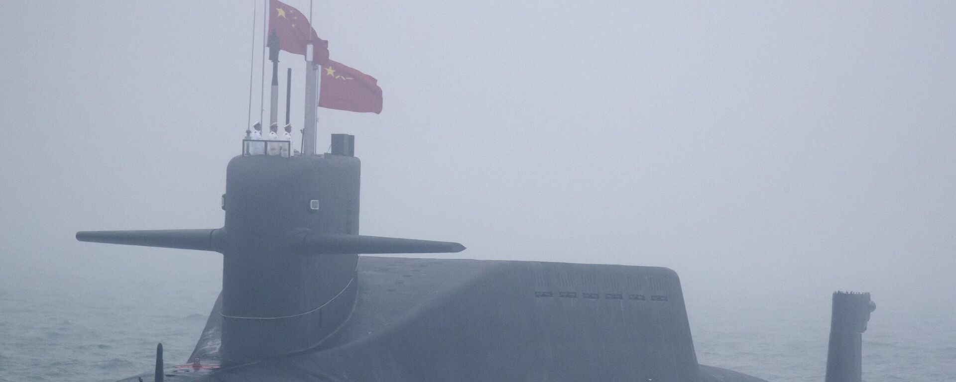 Submarino nuclear tipo 094A da classe Jin da Marinha chinesa participa de um desfile naval para comemorar o 70º aniversário da fundação da Marinha chinesa no mar perto de Qingdao, na província de Shandong no leste da China, em 23 de abril de 2019. - Sputnik Brasil, 1920, 19.09.2023