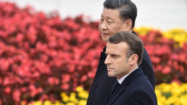 O presidente francês Emmanuel Macron caminha com o presidente chinês Xi Jinping durante uma cerimônia de boas-vindas no Grande Salão do Povo em Pequim, China, novembro de 2019 - Sputnik Brasil