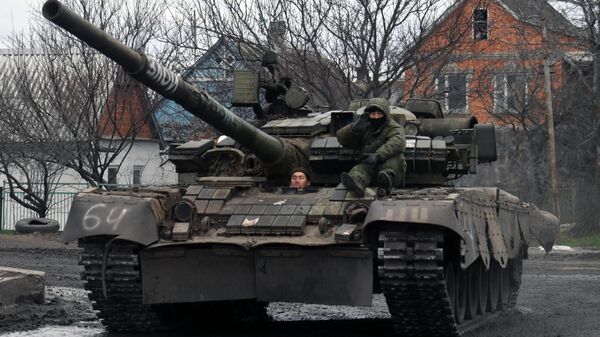 Militares russos em um tanque T-72 na zona da operação especial - Sputnik Brasil
