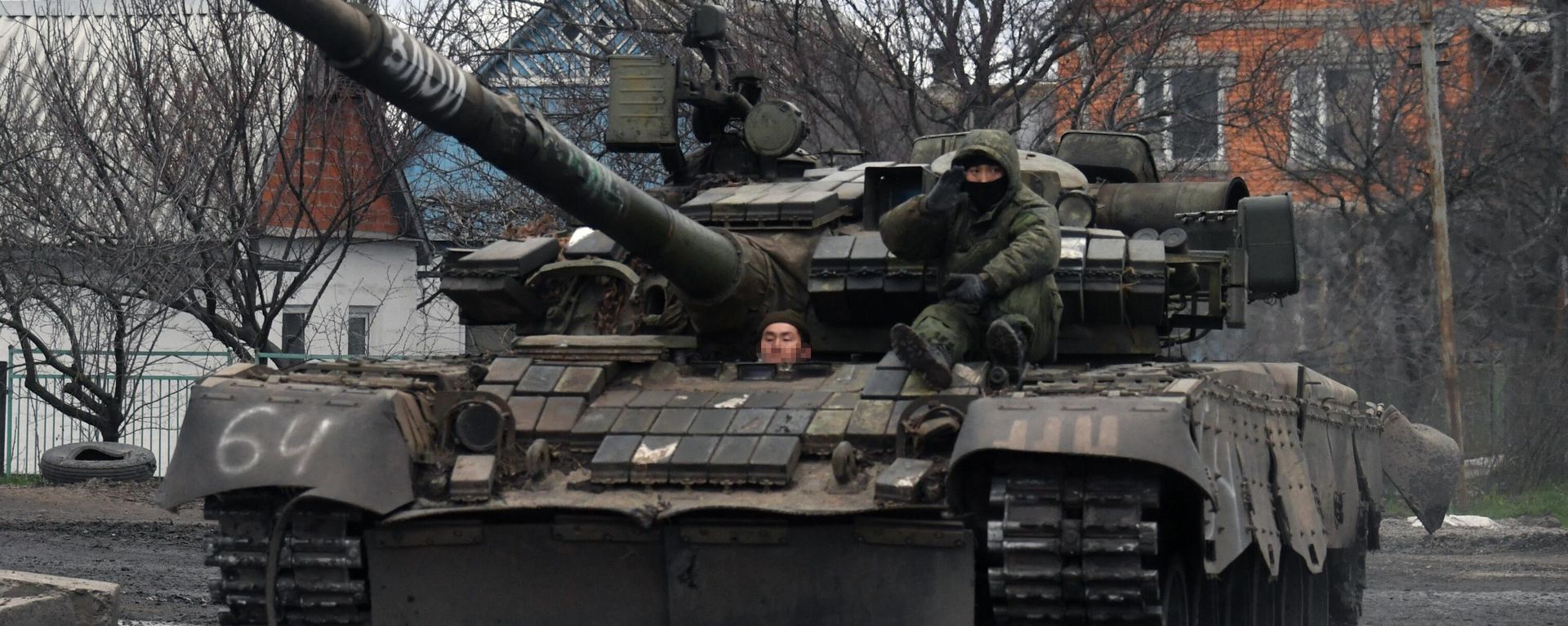 Militares russos em um tanque T-72 na zona da operação especial Militares russos em um tanque T-72 na zona da operação especial - Sputnik Brasil, 1920, 29.01.2024