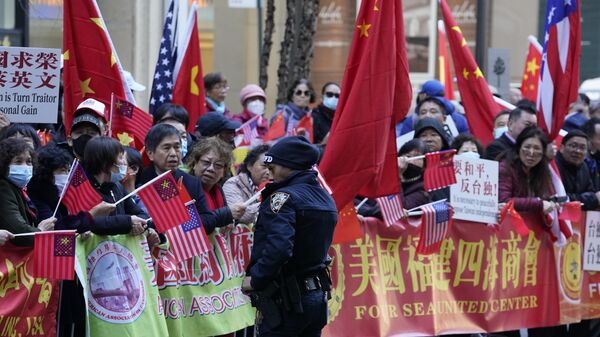 Manifestantes observam quando a presidente de Taiwan, Tsai Ing-wen, não retratada na foto, chega ao hotel em que está hospedada na cidade de Nova York, EUA, ao iniciar uma viagem internacional de dez dias, 29 de março de 2023 - Sputnik Brasil