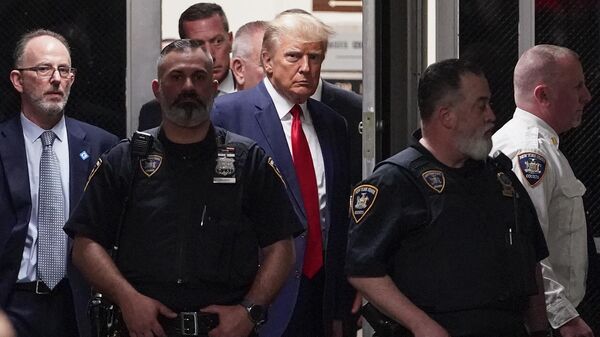 O ex-presidente Donald Trump é escoltado a um tribunal, terça-feira, 4 de abril de 2023, em Nova York - Sputnik Brasil