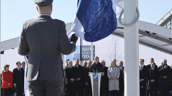 Militares preparam-se para levantar a bandeira da Finlândia durante cerimônia de hasteamento de bandeira à margem de uma reunião dos ministros das Relações Exteriores da OTAN na sede da aliança em Bruxelas - Sputnik Brasil